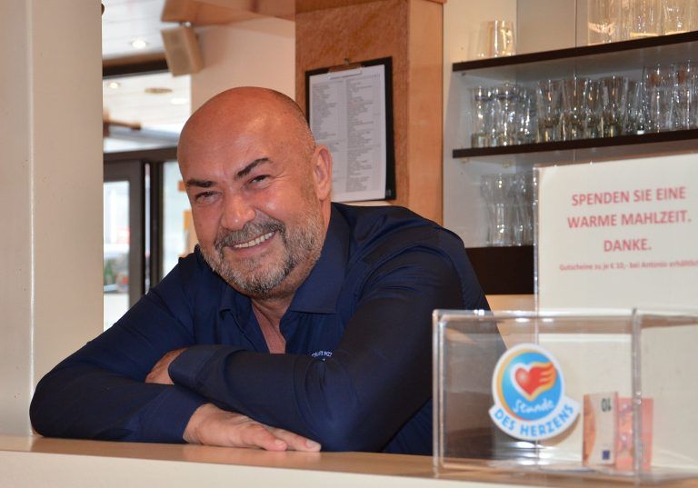 „Es war nicht mehr auszuhalten“: Die Mahlzeiten, die man in der Pizzeria Antonio für bedürftige Menschen spenden kann, bereitet Afrim zu. HRJ
