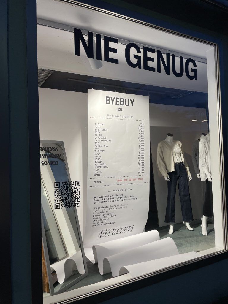 Bye Buy im Schaufenster: Anschaulich präsentierte Nina Moosmann das Thema Fast Fashion.