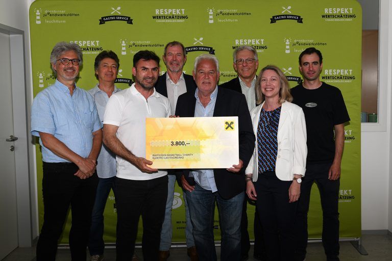 Bild, v.l.n.r.: Elmar Luger (Jugendkoordinator, Vorstand), Fritz Studer (Vorstand), Ingo Schrank (Arbeitsanleiter), Markus Mittelberger (Basketball Lions), Gerald Mathis (Obmann), Udo Reiner (Raiba), Karoline Rümmele (Vorstand), Gebhard Kröss (Jugendstadtrat).