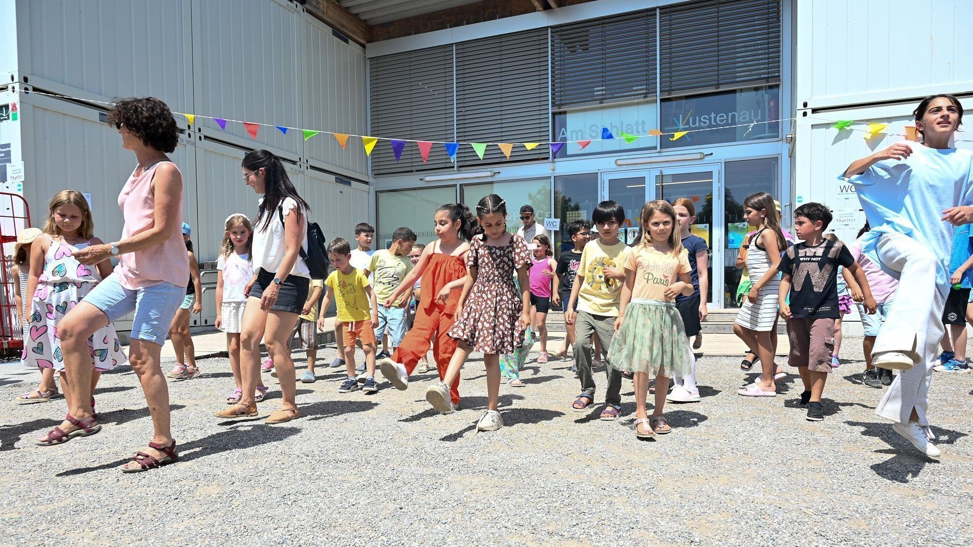 Die Volksschule Rotkreuz feierte gemeinsam ihr Schulfest. Die erste Klasse von Lukas Scheffknecht führte einen Tanz vor.