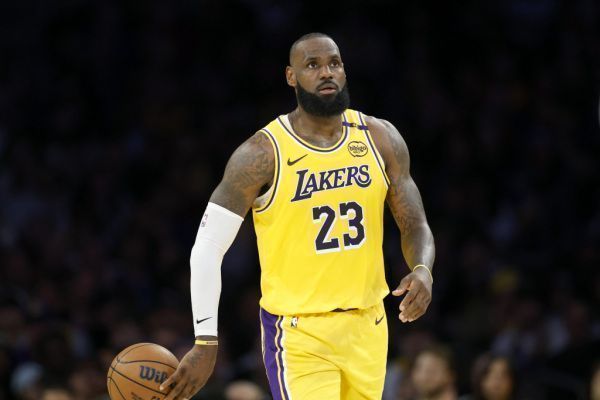 James zieht Option und spielt weiteres Jahr für L.A. Lakers