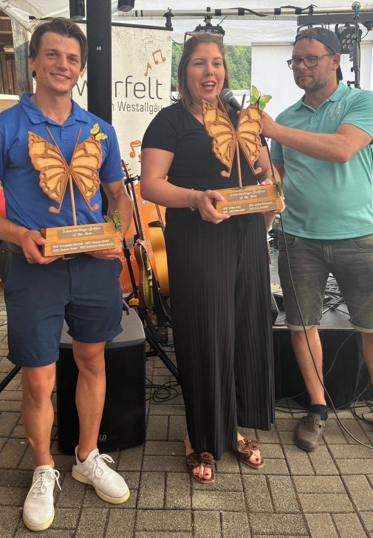 Die Tagessieger freuten sich über ihre Trophäen. - Schmetterlings-Golfturnier in Riefensberg