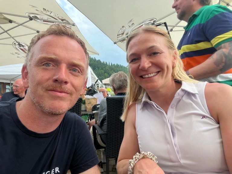 Christoph Birnbaumer und Ariane Rädler waren mit von der Partie. - Schmetterlings-Golfturnier in Riefensberg