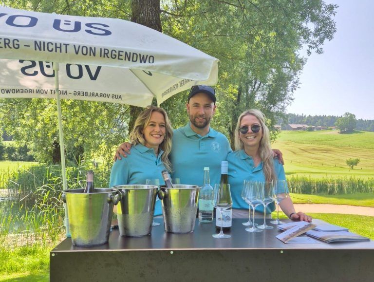 Auf die Teilnehmer warteten eisgekühlte Weine. - Schmetterlings-Golfturnier in Riefensberg