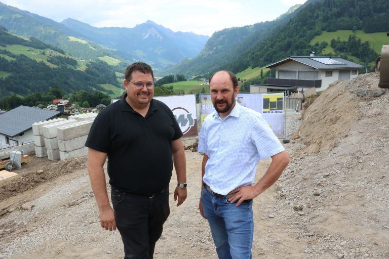 Baustart für 14 neue Wohnungen in Raggal: GU-Abteilungsleiter Michael Jäger und Projekt-Abteilungsleiter Josef Jenny ( bei Hilti & Jehle).
