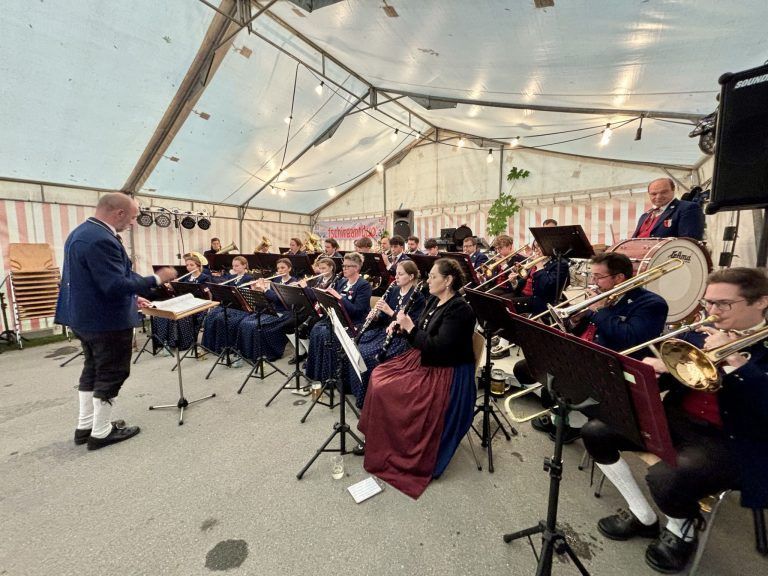 Waldner Dörflefest: Die Harmoniemusik Dalaas sorgten am Samstagabend für Stimmung im Zelt.