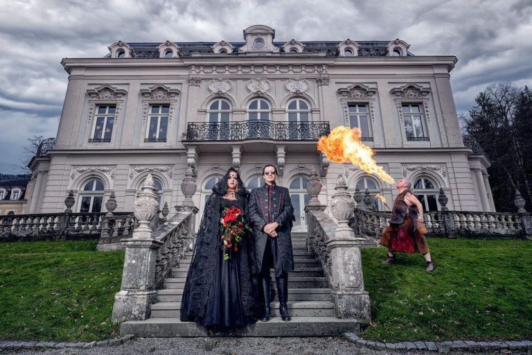 Fasziniert von der Farbe der Nacht: Eine Feuershow für das Goth-Brautpaar Hofmann, das in der Villa Raczinsky getraut wurde.
