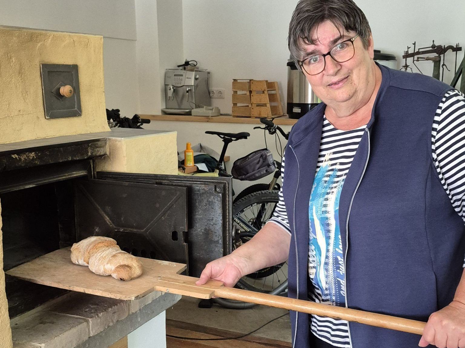 Ein starkes Duo der Brennerei-Kunst : Als Gastgeberin ist es Ehrensache, das Brot selbst zu backen.