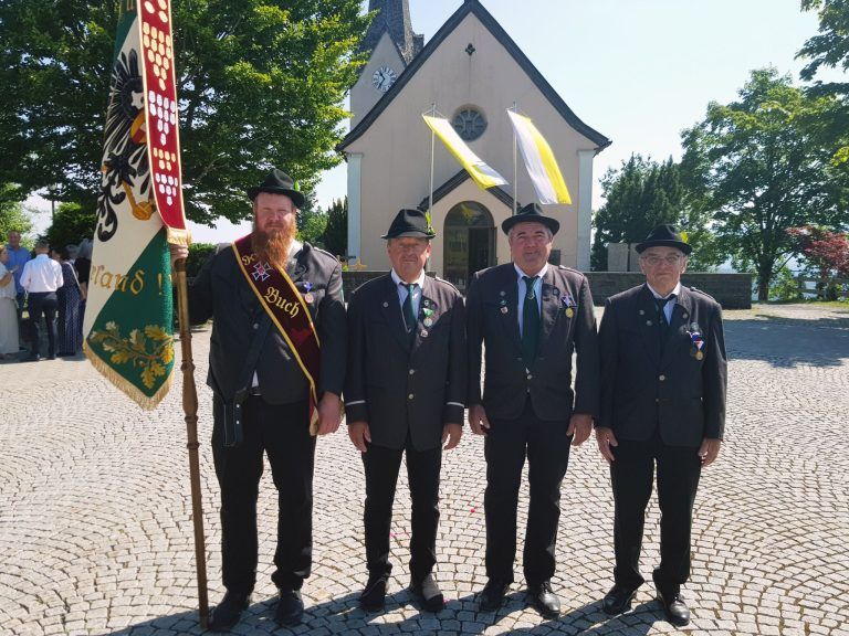 Zu Fronleichnam posierten die Bucher Kameraden – Vize-Fähnrich Christian Leitner, Vizeobmann Christian Winder, Obmann Lothar Gunz und Ehrenbürger Ewald Hopfner (ältestes Vereinsmitglied) schon für die Fahnenweihe.