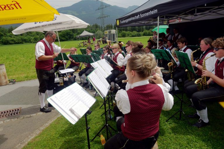 Sonniger Frühschoppen im Sonnenheim: Sommerliche Stimmung: Beim Frühschoppen meinte es das Wetter besonders gut mit den Gästen.