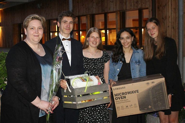Weiße Fahne zum Goldenen Jubiläum: Mit Abschiedsgeschenken für KV Barbara Eschrich nahmen Maturantinnen und Maturanten noch einmal humorvoll Bezug auf Episoden aus fünf Schuljahren.