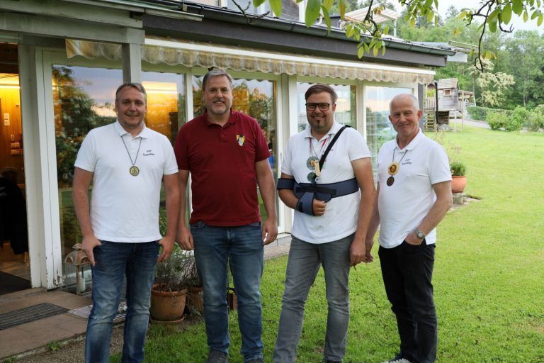 Standhafter Raubritter wieder in Hörbranz: Dorener Fasnatbüttel (weiße Shirts) und Hörbranzer Raubritter (rotes Shirt)