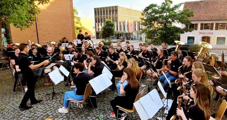 Ein volles Haus und gute Stimmung: Beim „Sommerkonzert für Blasmusikfans“ präsentiert sich der Musikverein Lochau mit über 90 aktiven Musikantinnen und Musikanten, Jung und Alt, in seiner ganzen Stärke. 