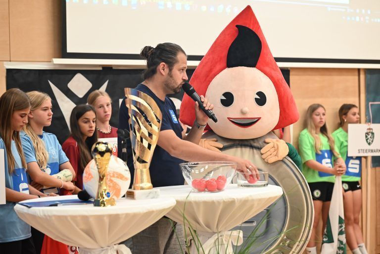 Fußballerinnen aus ganz Österreich treten in Hohenems an: Das Sparkasse-Maskottchen "Sparefroh" machte die Gruppenauslosung.