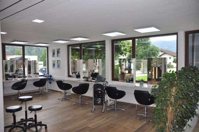 Von der Raiffeisenbank zum Frisörsalon: salon nina