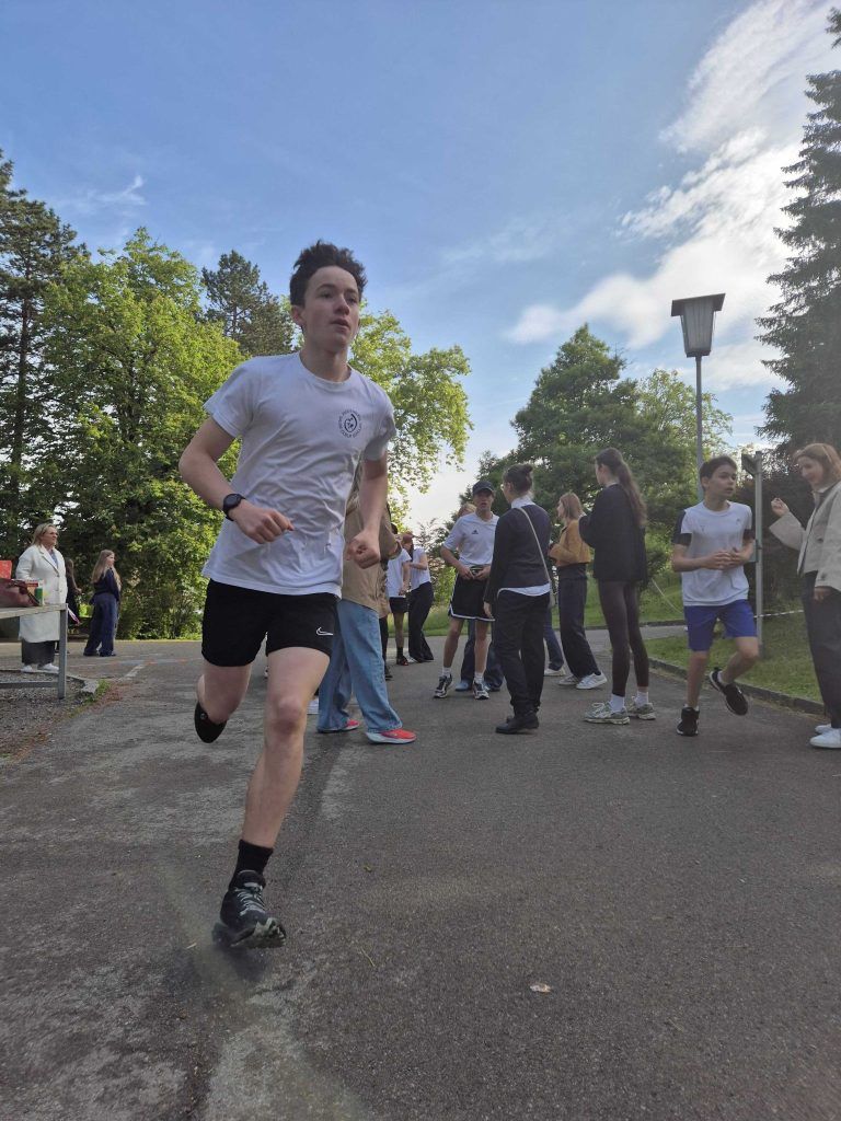 7.783 Runden beim Stundenlauf für die Partnerschule in Jinja : Bis zu 18 Runden durch den Park liefen die Schüler, durchschnittlich 12 Runden