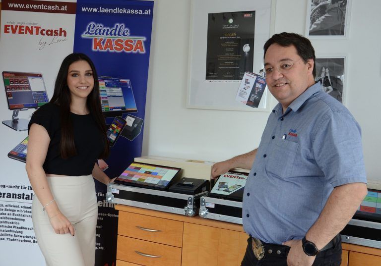 Jung, mutig, erfolgreich: Anna Lena und ihr Vater Mike Fleisch, Betreiber der Firma LändleKASSA, teilen sich das Büro. HRJ