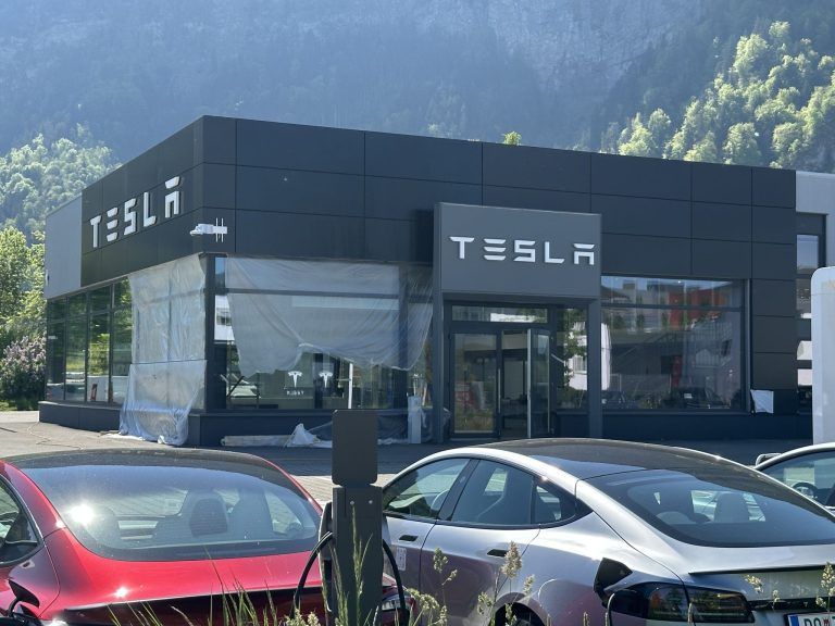 Dornbirn: Tesla Pop Up Service Center nimmt Form an