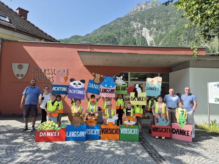 Volksschule Lorüns: Kinder stellen Tier-Schilder auf