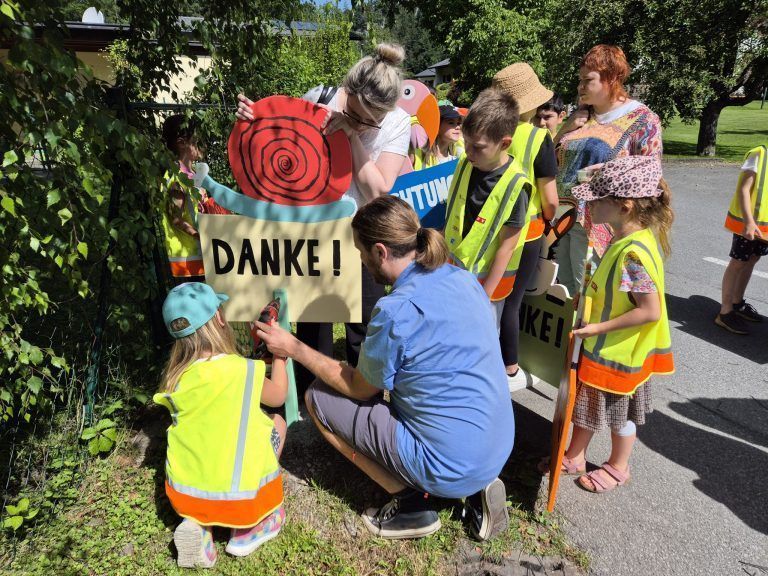 Volksschule Lorüns: Kinder stellen Tier-Schilder auf