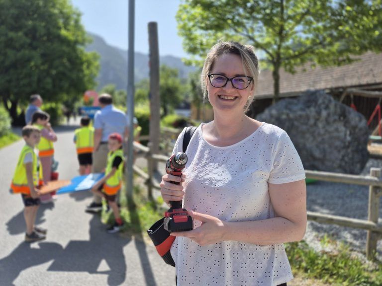 Volksschule Lorüns: Kinder stellen Tier-Schilder auf