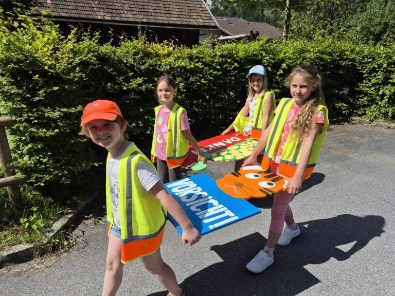Volksschule Lorüns: Kinder stellen Tier-Schilder auf