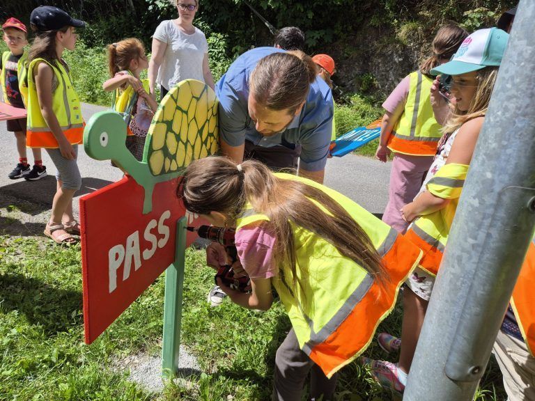 Volksschule Lorüns: Kinder stellen Tier-Schilder auf
