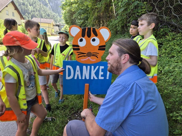 Volksschule Lorüns: Kinder stellen Tier-Schilder auf