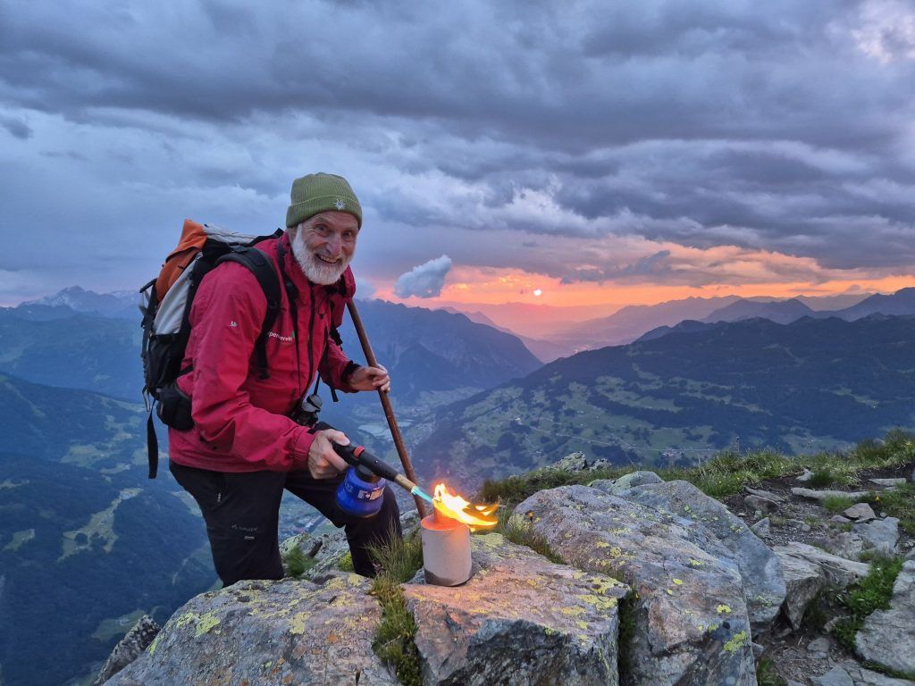 Gipfel in Flammen: Dieser Mann steckt hinter dem leuchtenden Brauch im Montafon