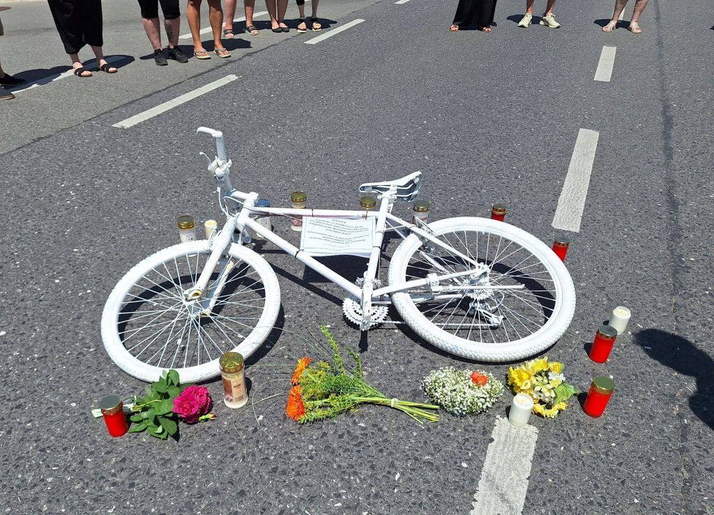 &#8220;Ghost-Bike&#8221; nach tödlichem Unfall aufgestellt: Forderung nach sicherer Radinfrastruktur
