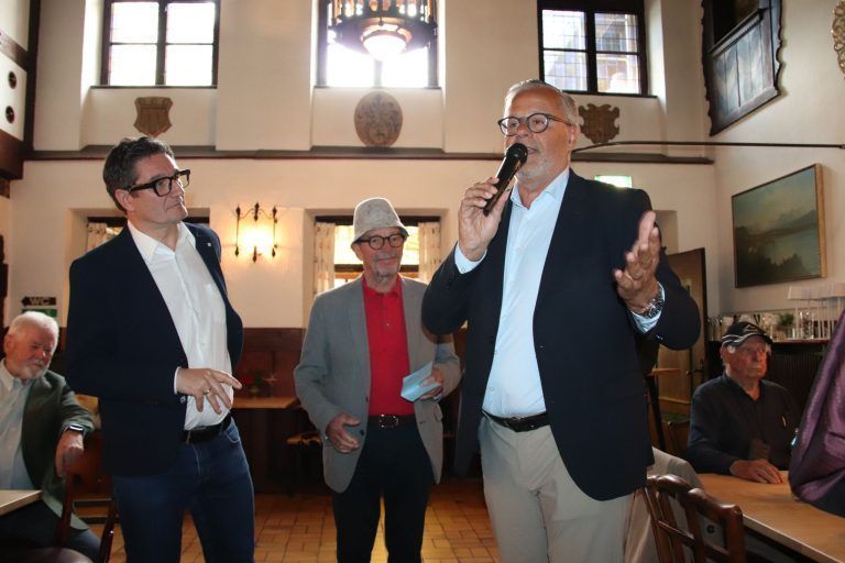Humorvoller Titel für Engagement : Kulturstadtrat Reinhold Einwallner und Vizebgm. Roland Frühstück wohnten der Verleihung bei. (Foto: NAM)