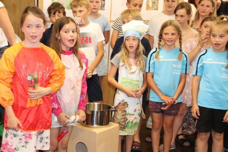 Preisgekrönte Werke junger Künstler: Volksschulkinder umrahmten die Vernissage musikalisch.