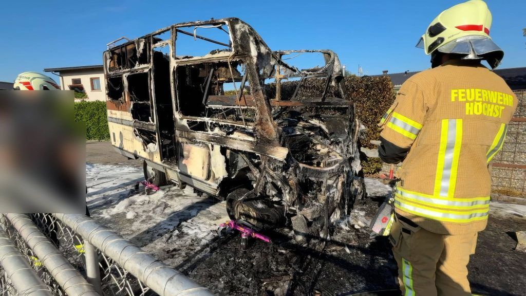 Wohnmobil brannte in Höchst völlig aus