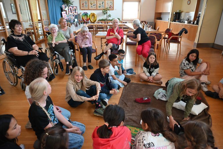 Kinder lernen Umgang mit Demenz: Aufmerksam führten die Schüler die Übung durch und hatten große Freude daran.
