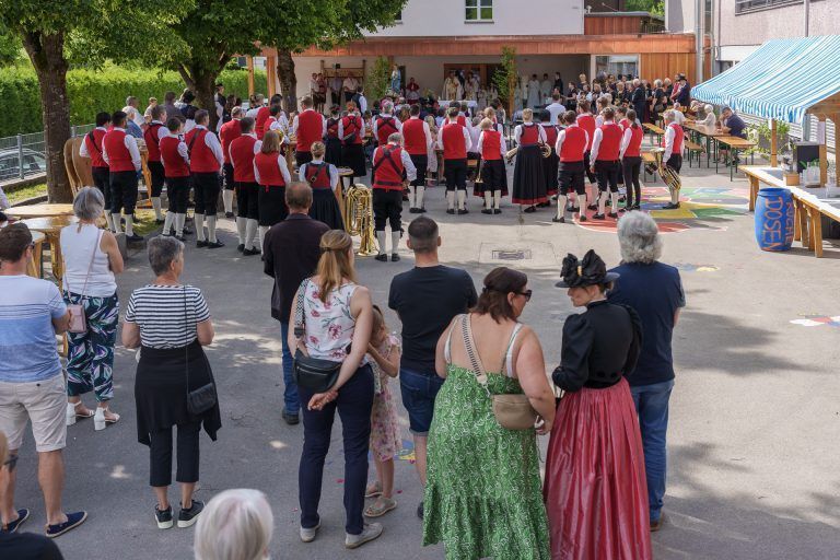 Ein stimmiges Miteinander bei der Fronleichnamsprozession in Vandans: rd. 180 Gläubige nahmen an der diesjährigen Prozession teil.
