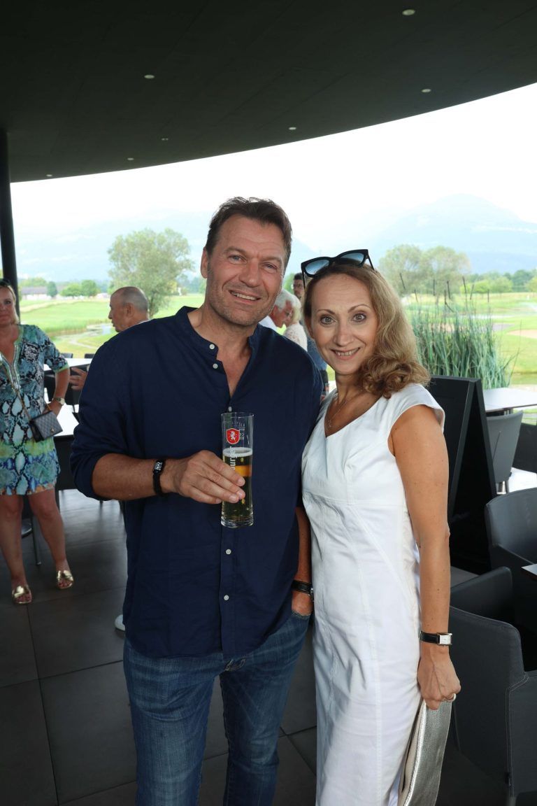 "Lions" helfen mit Golfturnier : Hannes Fehr (Sparkasse Feldkirch) und Laura Abèe.