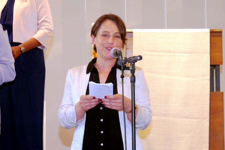 Mitten im Leben Elementares vermitteln : Christine Preissegger trug Mundartgedichte vor.