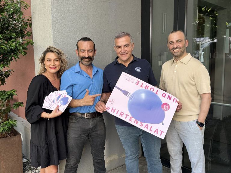 Yener Polat (2.v.re.) mit den Schauspielern Fatma Üçüncü, Erkan Teker und Yasar Çapar bei der Jubiläumsaufführung im Theater Kosmos.