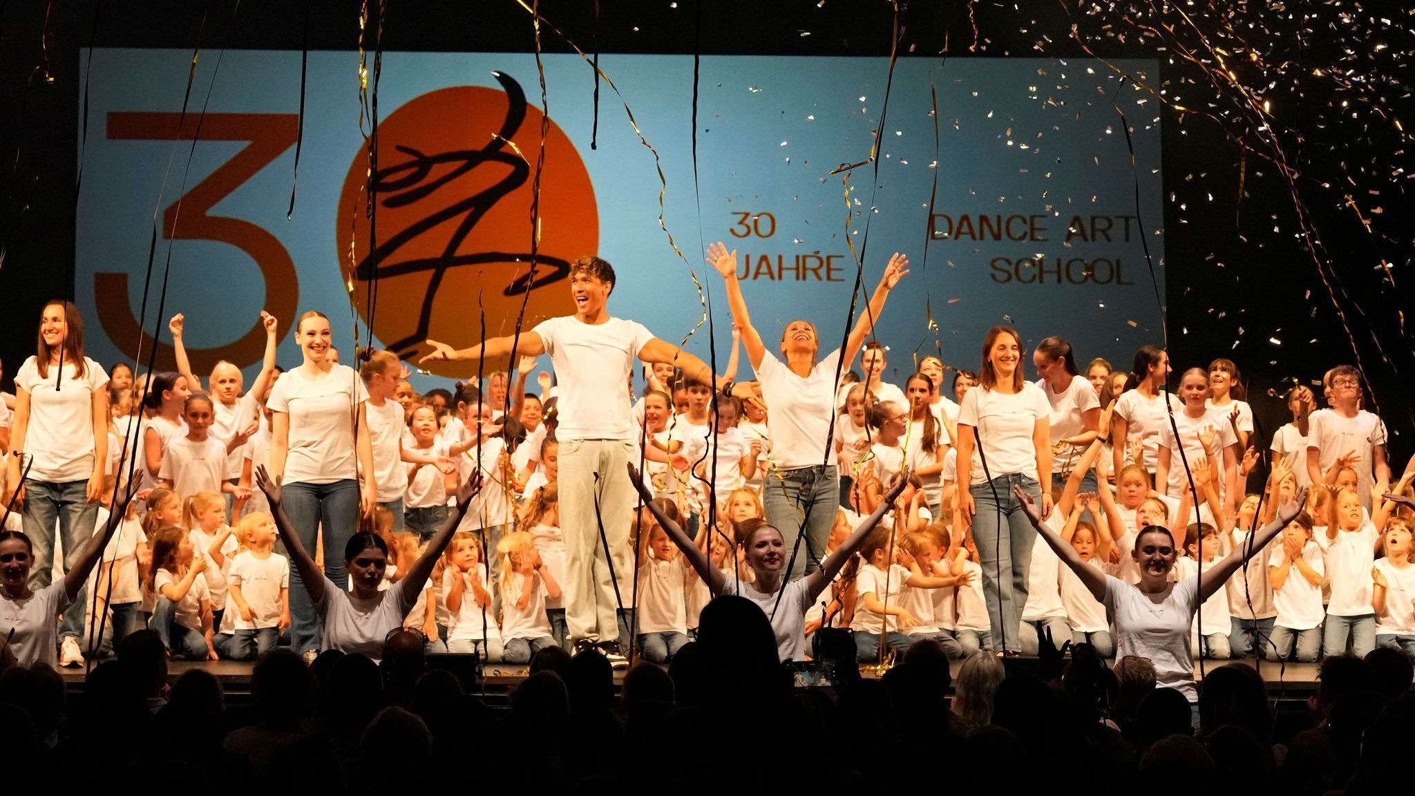 Tanz verbindet Generationen: Das Team der Dance Art School freute sich über den langanhaltenden Applaus.