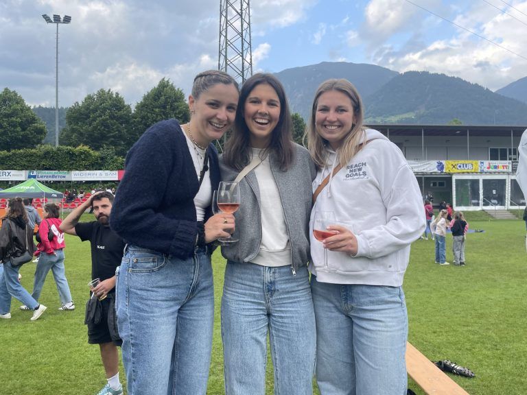50 Jahre Ortsvereineturnier Nüziders, ein Tag- ein Fest.: 1. Bild: Allianz-Kindergartenspiel, 2.Bild: v.l. Andreas Galehr, Sarah Galehr, Anna Domig, Livia Müller 3.Bild: v.l. Anna Burtscher, Alina Bobner, Laura Bobner (Bildergalerie)