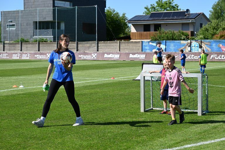 Ein Jahr im Zeichen des FC Lustenau: Anna Grabherr kennt sich mittlerweile gut im Fußball aus.