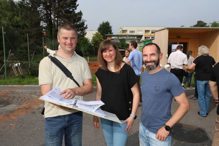 Start für neuartiges Wohnen am Kapellenweg: Bauleiter Andreas Moosbrugger mit Evelyn und Michael Schwarz.