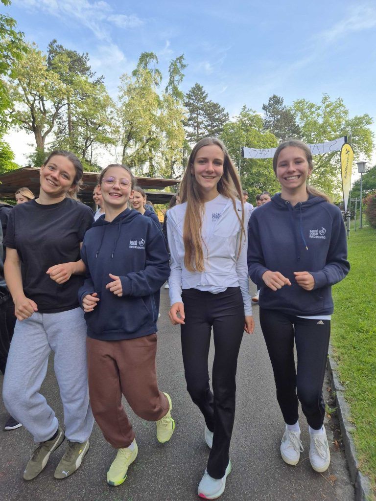 7.783 Runden beim Stundenlauf für die Partnerschule in Jinja : 60 Minuten für den guten Zweck – Laufen, walken, rennen