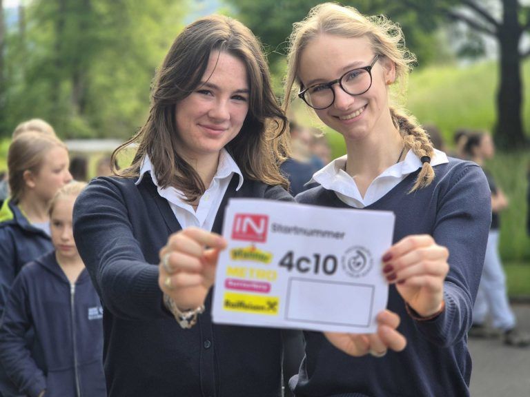 Schulsprecherin Carla Stadler (18 Jahre) und ihre Vertreterin Clara (16 Jahre) mit einer Startnummer