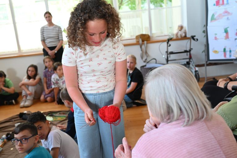 Kinder lernen Umgang mit Demenz: Scheinbar selbstverständliches ist für demente Menschen nicht mehr klar. Die Kinder lernten, den Senioren zu zeigen, für was sie die Gegenstände verwenden können.