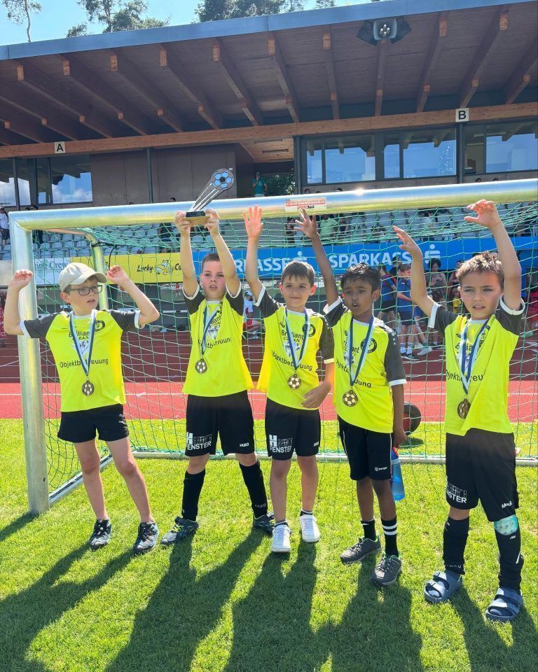 Fußballbegeisterung pur: Waldstadion als Festplatz der Schulen: Spaß und Freude stand im Mittelpunkt.