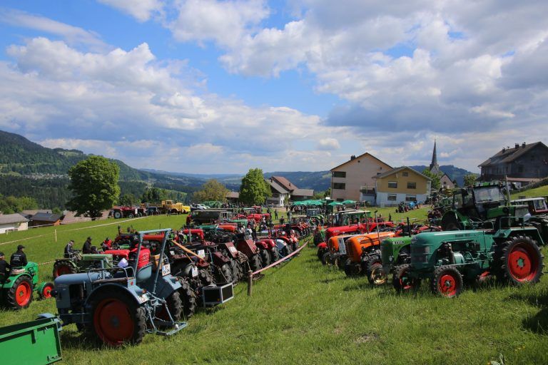 Viel Nostalgie zur Dienstfreistellung : Am zweiten Festtag wurde die Kleingemeinde Buch zum Oldtimer-Mekka