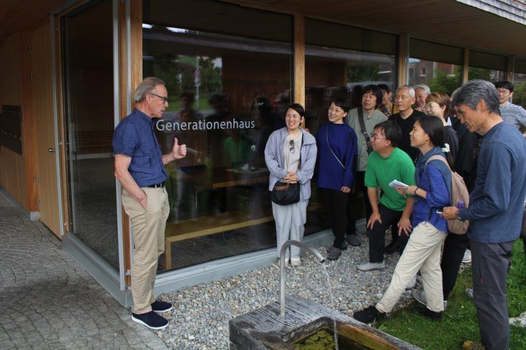 Bregenzerwälder Holzbaukunst für Japan: Prof. Hermann Kaufmann erläutert das Generationenhaus, ein Vorzeigeprojekt der Krumbacher Anlage.