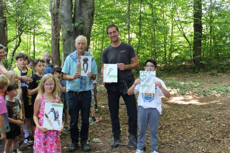 Naturschutz macht Schule: Der Specht im Fokus: Die Schilder im Wald.