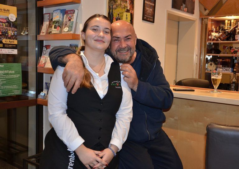 „Es war nicht mehr auszuhalten“: Afrims Tochter Vanessa arbeitet auch in der Pizzeria mit. Sie ist im Service tätig. HRJ